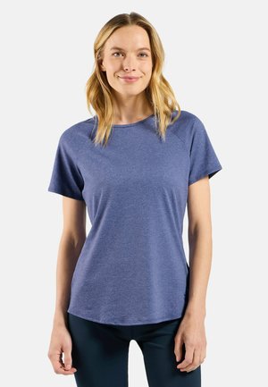 T-shirt à manches courtes, col rond, en tissu tricoté bleu avec une subtile texture chinée. Présente une coupe décontractée et des fentes sur les côtés pour un plus grand confort de mouvement.