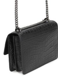 Czarna skórzana torebka o fakturze krokodyla, z łańcuchowym paskiem i wyraźnie zdefiniowanym kształtem. Widać wiele przegródek.