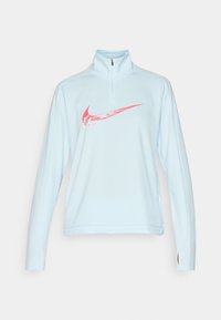 Jasnoniebieski polar Nike z wysokim kołnierzem, półzamkiem, długimi rękawami i różowym logo swoosh z przodu. Miękka, gładka tkanina.