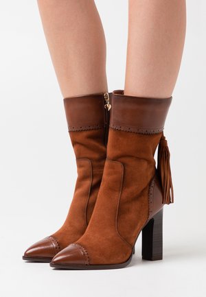 BOOTS - Kozačky na vysokém podpatku - brandy