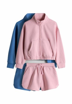 Rosa Fleece-Reißverschlussjacke mit Kängurutasche und passenden Shorts, kombiniert mit einem blauen Fleece-Langarmshirt und Shorts.