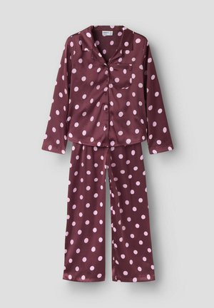 Ensemble de pyjama en satin bordeaux à pois roses, composé d’une chemise boutonnée à manches longues et d’un pantalon assorti à jambes larges.