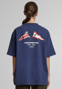 PROHIBITED - T-shirt z nadrukiem