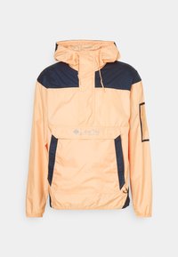 Chaqueta con capucha de color durazno claro con detalles en azul marino, que incluye un bolsillo frontal, puños elásticos y un cordón en la capucha.