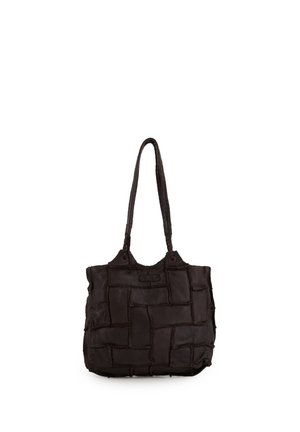 Ciemnobrązowa skórzana torba typu tote z patchworkowym wzorem i dwoma długimi uchwytami na białym tle.