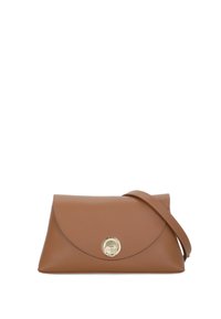 Borsa a tracolla in pelle marrone con patta arrotondata, accessori circolari dorati e una lunga tracolla per indossarla a spalla. Texture liscia, design minimalista.