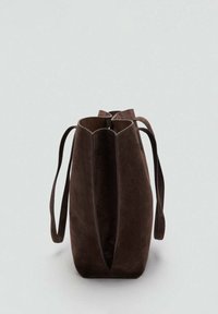 Braune Wildledertasche mit runder Form, offener Oberseite und zwei langen Tragegriffen. Sie zeichnet sich durch eine glatte Textur und ein minimalistisches Design ohne Beschläge aus.