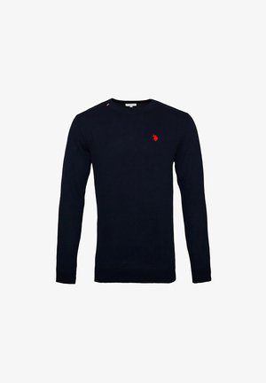 Námořnický modrý svetr vyrobený z bavlny, se kolem krku, dlouhými rukávy a malým červeným logem na hrudi s jemným červeným prošíváním.