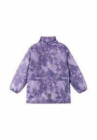 Veste imperméable violette avec motif de fougères, col montant, poignets élastiques et écusson logo sur le bas devant. Matière texturée.