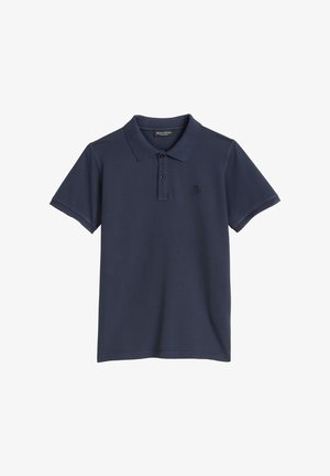 Donkerblauw polohemd met korte mouwen, kraag, knoopsluiting met twee knopen en een klein geborduurd "M OP"-logo op de linkerborst.