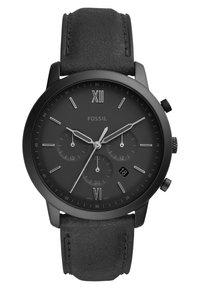 Schwarze Fossiluhr mit einem runden, matten Zifferblatt, silbernen Akzenten, drei Hilfsziffern und einem schwarzen Lederarmband mit strukturiertem Finish.