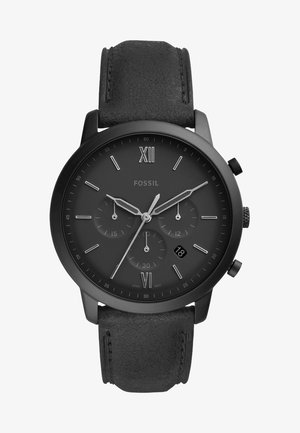 Montre Fossil noire avec un cadran rond mat, des accents argentés, trois sous-cadrans et un bracelet en cuir noir avec une finition texturée.