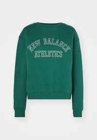 Sudadera verde con texto blanco "NEW BALANCE ATHLETICS", cuello redondo, mangas largas y puños acanalados. Tejido suave con un ajuste relajado.