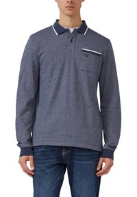 Koszulka polo z długim rękawem w kolorze granatowym z delikatnym wzorem w kropki, wyposażona w kołnierzyk zapinany na guziki oraz kieszeń z kontrastowymi paskami.