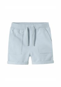 Shorts bleu clair en tissu doux, avec une taille côtelée, un cordon de serrage ajustable et deux poches avant. Détail sur le bas des jambes à revers.