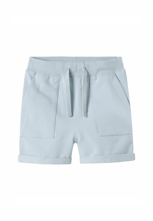 Shorts bleu clair en tissu doux, avec une taille côtelée, un cordon de serrage ajustable et deux poches avant. Détail sur le bas des jambes à revers.