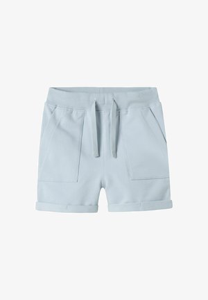 Vaaleansinisiä lyhyitä housuja, jotka on valmistettu pehmeästä kankaasta. Niissä on raidallinen vyötärö, säädettävä nauha ja kaksi etutaskua. Lahkeensuissa on käänteet.