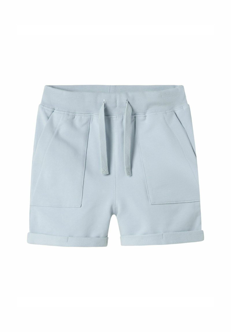 Shorts bleu clair en tissu doux, avec une taille côtelée, un cordon de serrage ajustable et deux poches avant. Détail sur le bas des jambes à revers.