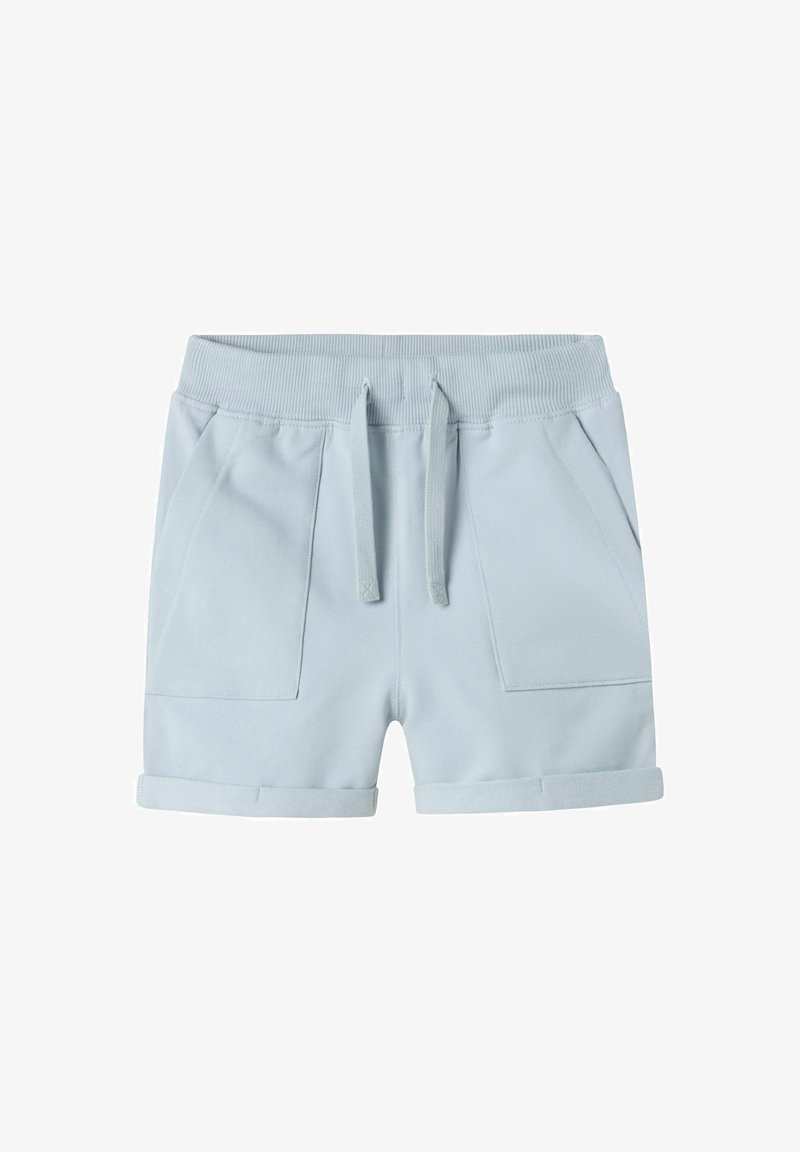 Svetlomodré šortky vyrobené z jemného materiálu, s rebrovaným pásom, nastaviteľnou šnúrkou a dvoma prednými vreckami. Skladaný lemový detail.