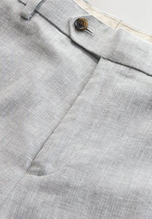 Hellgraue Stoffhose mit dezentem Muster, ausgestattet mit einer vorderen Tasche, Knopfverschluss und klaren Linien für ein maßgeschneidertes Aussehen.