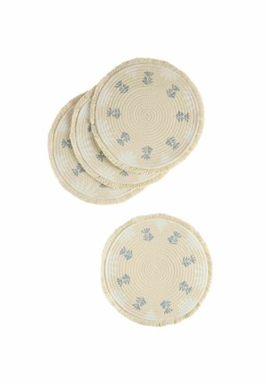 Set von vier runden gewebten Platzsets mit beigen Fransen und kleinen blauen Blattmustern, die gleichmäßig in einem Kreis auf jedem verteilt sind.