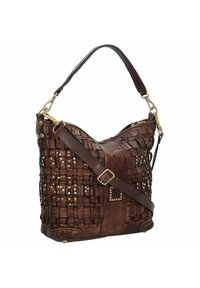 Borsa a tracolla in pelle marrone con texture intrecciata e borchie metalliche. Ha una sola tracolla e una chiusura zip sulla parte superiore.