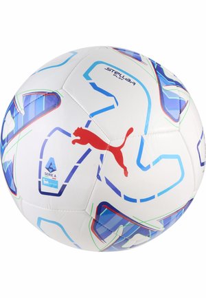 Hvid Puma fodbold med blå og grønne geometriske mønstre, rød Puma-logo og Serie A fodboldliga emblem.