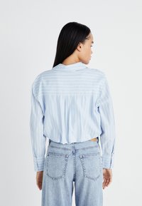 Pieces PCGEMMA CROPPED SHIRT - Užsagstoma palaidinė - breeze/white