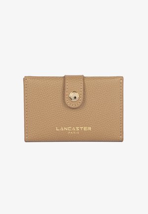 Portafoglio in pelle beige con finitura testurizzata, dotato di chiusura a bottone a pressione dorato e logo "LANCASTER PARIS" impresso sul fronte.