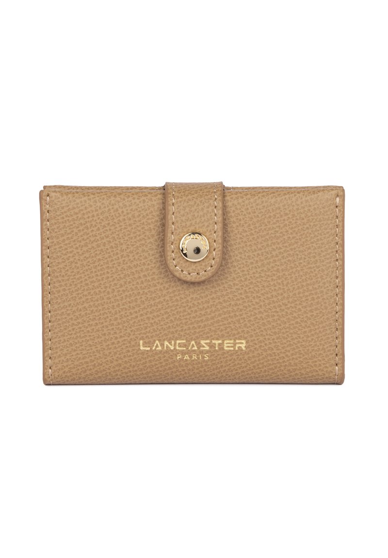 Beige leren kaarthouder met een gestructureerde afwerking, voorzien van een gouden drukknoopsluiting en het reliëflogo "LANCASTER PARIS" aan de voorkant.