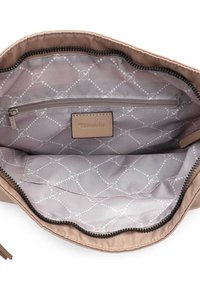 Intérieur de sac à main tan avec une texture lisse, comprenant une poche zippée et un revêtement décoratif gris avec un motif en losanges et des accents de logo.