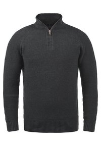 Suéter de punto gris oscuro con cuello alto y cierre de media cremallera. Presenta puños y dobladillo acanalados, con una superficie texturizada.