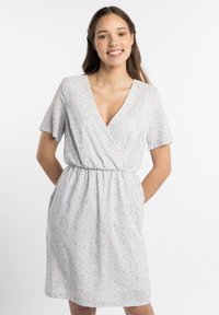 Robe florale azul clair avec un décolleté en V profond, des manches courtes, une taille élastique et des poches. Présente de petits motifs floraux roses et verts.