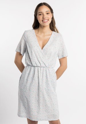 Rochie florală de culoare bleu deschis, cu decolteu adânc în V, mâneci scurte, talie elastică și buzunare. Prezintă modele florale mici în tonuri de roz și verde.