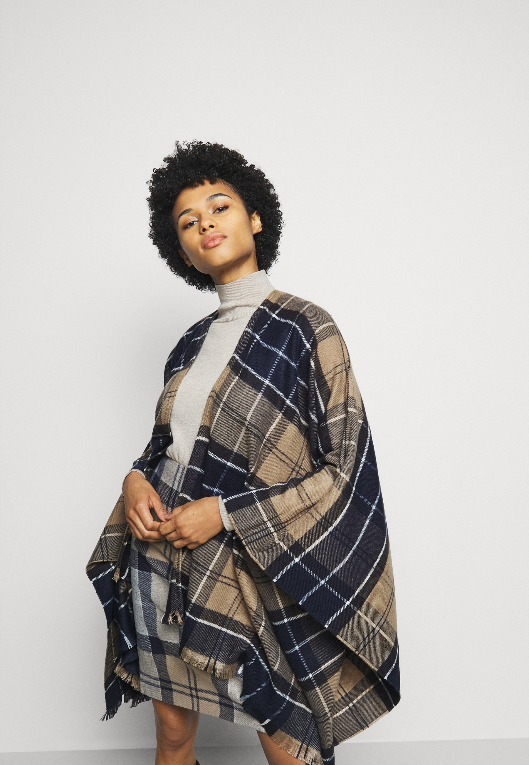 Women STAFFIN TARTAN SERAPE - Cape Women STAFFIN TARTAN SERAPE - Cape
