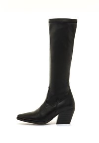 Bota negra de cuero hasta la rodilla con punta puntiaguda, laterales elásticos y tacón grueso y texturizado. Acabado liso y diseño sin costuras.