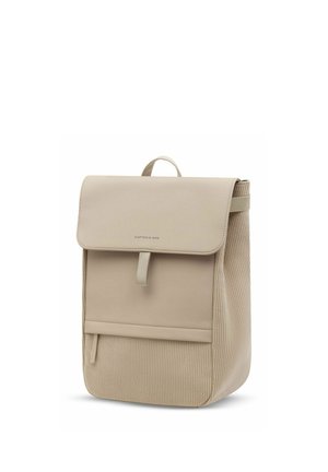 Beige rechthoekige rugzak met gestructureerde stof, klep met riem, bovenhandvat en voorvak met ritssluiting, gelabeld "Kapten & Son."