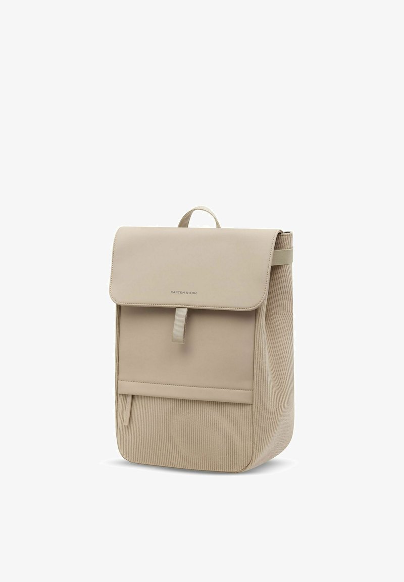 Beiger rechteckiger Rucksack aus strukturiertem Stoff, Klappdeckel mit Riemen, oberer Griff und vordere Reißverschlusstasche, beschriftet mit "Kapten & Son."