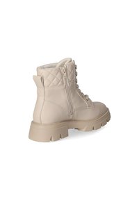Botas de tobillo beige hechas de cuero sintético con un patrón acolchado, cierre con cordones en la parte delantera, cremallera lateral y suela de goma gruesa.