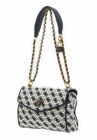 Kabelka s řetízkovým akcentem, vyrobená z vzorované tkaniny v námořnické modré a bílé barvě. Má klopu na zavírání a zlatý trojúhelníkový emblém značky na přední straně.