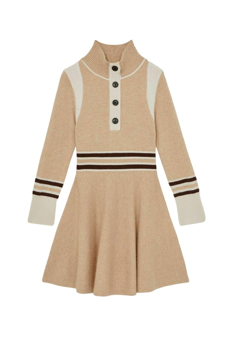 Sweterkowa sukienka w beżowym kolorze, z wysokim kołnierzem, plisą guzikową i długimi rękawami z paskami. Rozkloszowany fason z fakturowanej tkaniny.