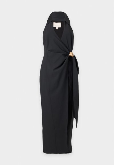 Μαύρο μίντι φόρεμα χωρίς μανίκια με halter neck και λεπτομέρεια δεσίματος στο πλάι με χρυσή απόχρωση, σε απλό φόντο.