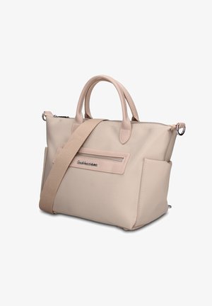 Borsa a mano in pelle morbida beige con doppi manici, tracolla regolabile, tasca frontale con zip e tasche laterali, forma rettangolare.