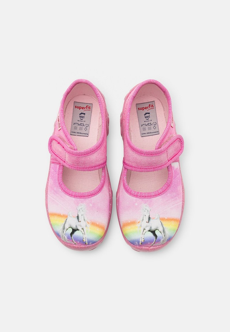 Paire de chaussures roses pour tout-petits avec des bandes Velcro, avec un motif de cheval blanc et d'arc-en-ciel sur le devant.