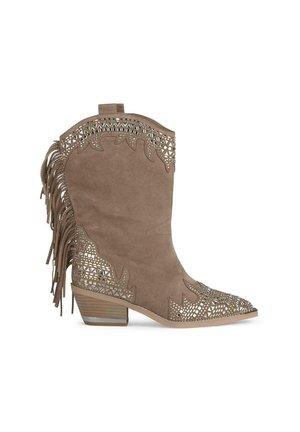 Bottes de cowboy en daim marron avec des découpes, des accents de franges à l'arrière et un petit talon carré. Motifs ornementaux le long des bords.