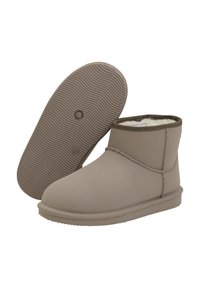 Tan enkel laarzen van zacht synthetisch materiaal met een pluche interieur en een rubberen zool met een golvend loopvlakpatroon en gestikte details.