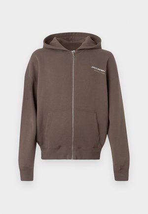 Braune Zip-Hoodie mit Fronttaschen und einem kleinen weißen "McLaren Formula 1 Team" Logo auf der linken Brust, auf einem weißen Hintergrund gezeigt.