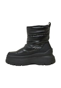 Botas de tobillo negras acolchadas con un diseño elegante, que cuentan con un acabado texturizado, suela de plataforma gruesa y una pestaña en la parte posterior para ponérselas con facilidad.