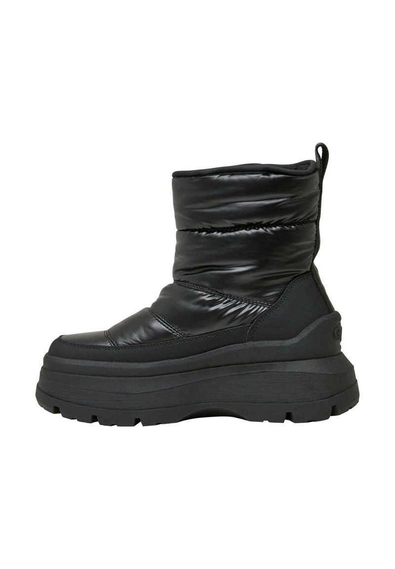 Botas de tobillo negras acolchadas con un diseño elegante, que cuentan con un acabado texturizado, suela de plataforma gruesa y una pestaña en la parte posterior para ponérselas con facilidad.