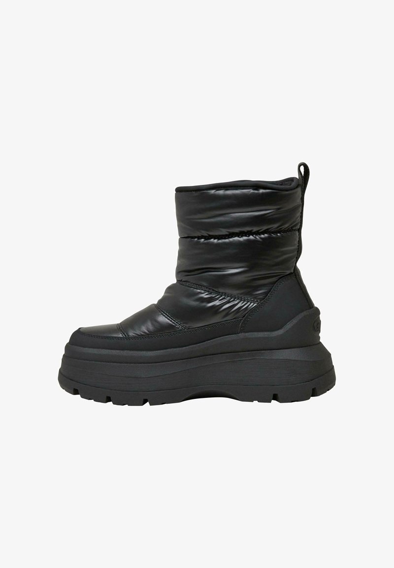 Botas de tobillo negras acolchadas con un diseño elegante, que cuentan con un acabado texturizado, suela de plataforma gruesa y una pestaña en la parte posterior para ponérselas con facilidad.